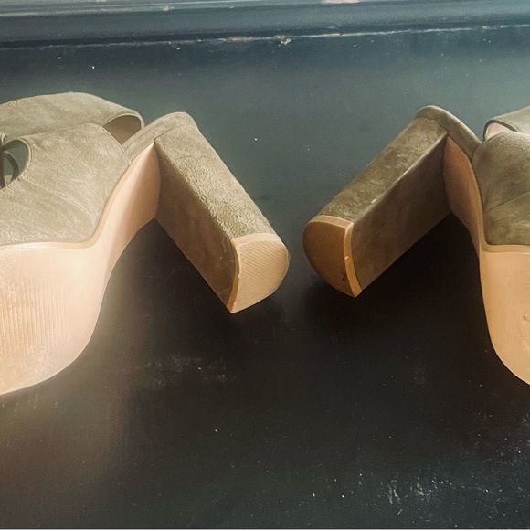 Open toe with 4 inch block heel. - Picture 5 of 5